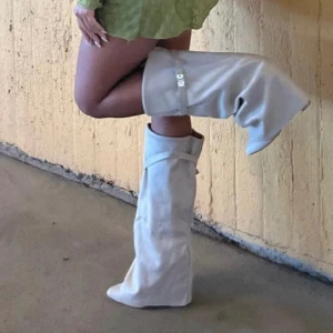 Mocka Boots - Endast använda en gång, tyvärr för små för mig!!❤️