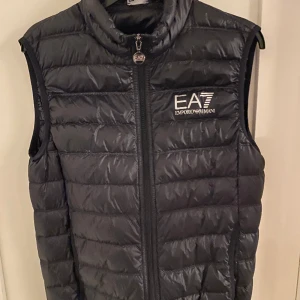 EA7 väst - Emporio Armani väst. Riktigt bra skick, inga defekter. Storlek S  Använd några få gånger.