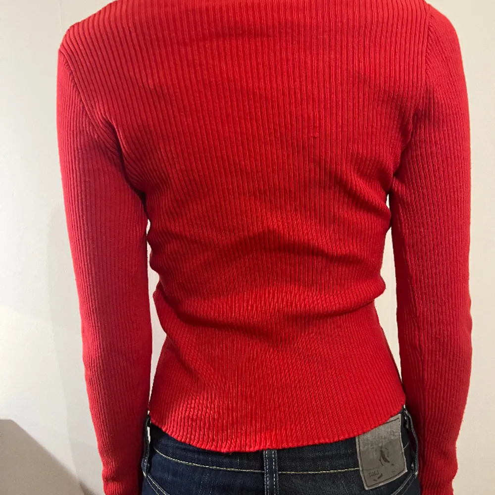 En röd tröja åt stickade hålet. Den är i bra skick använd fåtal gånger. Materialet är mellantjockt och lite räfflad.  Passar perfekt till hösten och vintern🫶 ställ gärna frågor eller be om fler bilder💕. Tröjor & Koftor.