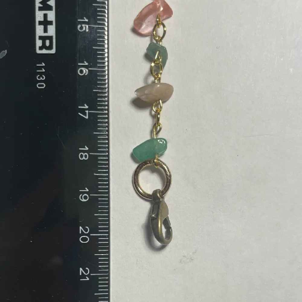 handgjort guldfärgat armband med rosa och turkosa stenar❤️ de större ringarna vid spännet är lite skadade (bild 3) därav priset🫶🫶. Accessoarer.