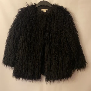 Pälsjacka  - Svart pälsjacka (ej äkta). Märke: H&M. Storlek: S