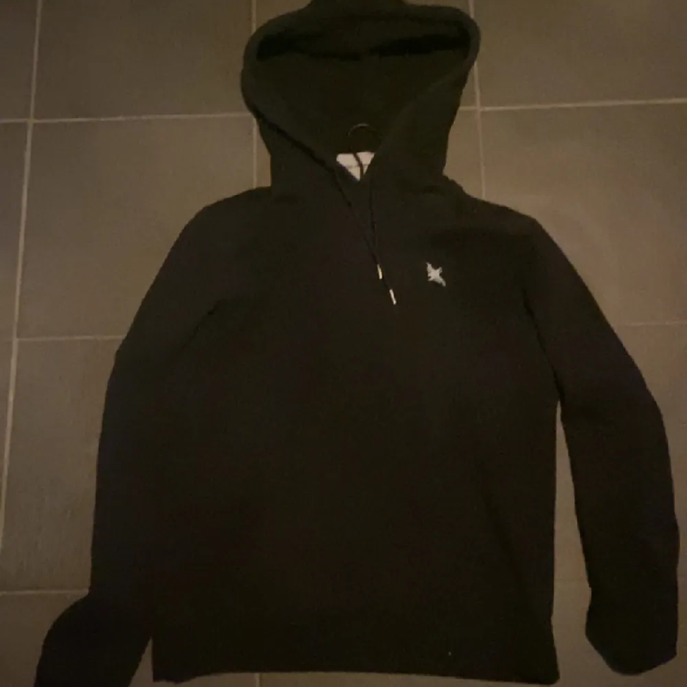 En Arigato hoodie i storlek xs(passar S och små M). Hör av dig vid funderingar . Hoodies.