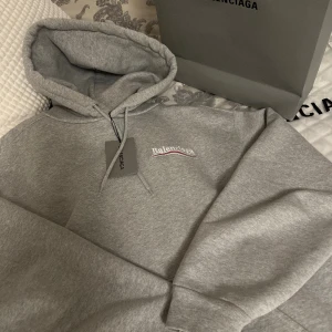 Balenciaga Political campaign - 9/10 med tags. Trots XS passar den mig som har M/L. Perfekt skick och med ovanligt broderat tryck. Pris kan diskuteras.