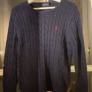 Stickad Polo Ralph lauren  - Säljer nu stickade tröja ifrån polo Ralph lauren storlek M pris 450kr köparen står för frakt 