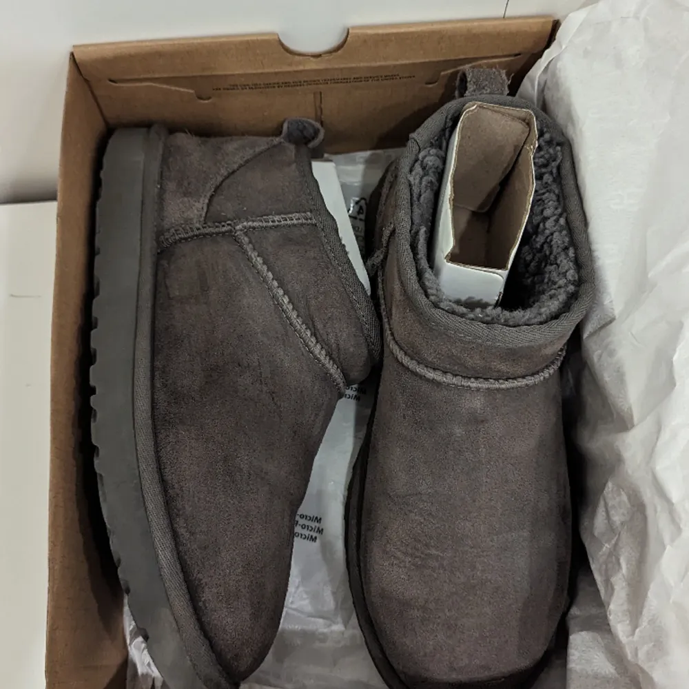 Säljer uggs i storlek 41 andvända en säsong. färg grå, äkta. Skor.