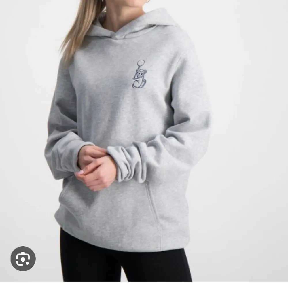 Säljer min gråa Margaux dietz från Kidsbrandstore💕säljer då den inte kommer till användning, endast användt få tall gånger och fint skick. Ny pris 499kr säljer för 200kr Jag har storlek 158-164. Hoodies.