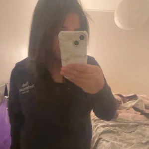 Peak performance  - Säljer en peak performance kofta i färgen marinblåa, storlek xs. Köptes för något år sen men är fortfarande i bra skick💙