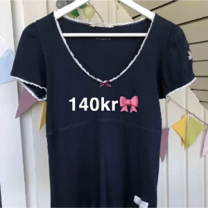 Odd Molly Marinblå tröja! - (Första Bilden är lånad och inte samma modell! Däremot mycket lik) Använd mörk/marinblå Odd Molly trendih tröja med rosett! Smås slitage däremot på ställen där det inte syns (Inne i Tröjan)