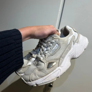 Adidas sneakers - Sneakers från adidas i använt men ok skick. Skickar gärna fler bilder på defekter och liknande. Därav det låga priset