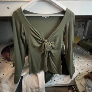 designbysi maddy blouse - Säljer denna helt oanvända blus från Designbysi!! Är i nyskick och säljer på grund av att jag aldrig använder den🤍