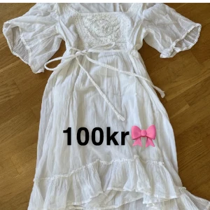 Vit Klänning  - Milkmaid liknande klänning med spets som går att knyta i midjan. 