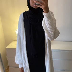 cardigan  - lång söt cardigan som är i bra skick.