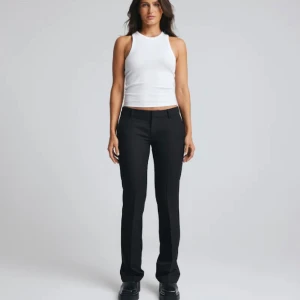 Kostym Byxor - Säljer dessa helt nya Kostym Byxor ifrån Bik Bok i strl 42, då dom var för stora på mig.  (De heter Vera och är lågmidjade) Köpte de för 499kr, säljer för 300kr!! Prislappen finns kvar!! 💕