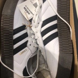 Adidas Samba - Säljer mina vita samba. Använda max 5 gånger, nyskick.