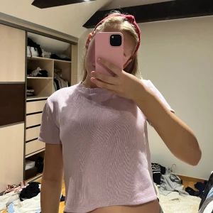 Rosa stickad t-shirt - Snygg rosa stickad t-shirt från zara köpt på plick.