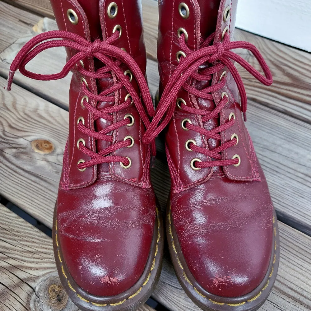 Jättefina cherry red dr.Martens som tyvärr är för små för mig. Lite slitna men har mer att ge!. Skor.