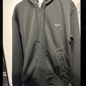 cDg Play hoodie - Ny skick 9/10.  Köpt på NK kvitto finns det är bara att höra av er. Den är använd vid 5 tillfällen och tvättad 1 gång. Men inget som ändrat på hoodien. Lite liten i storleken så om du är 175-185 borde den sitta perfekt. Ställ gärna frågor👍🏻