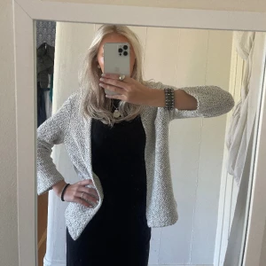 Kofta/bolero - Säljer denna snygga tre kvarts ärmade koftan som är i fint skick! Passar xs-m!🤍