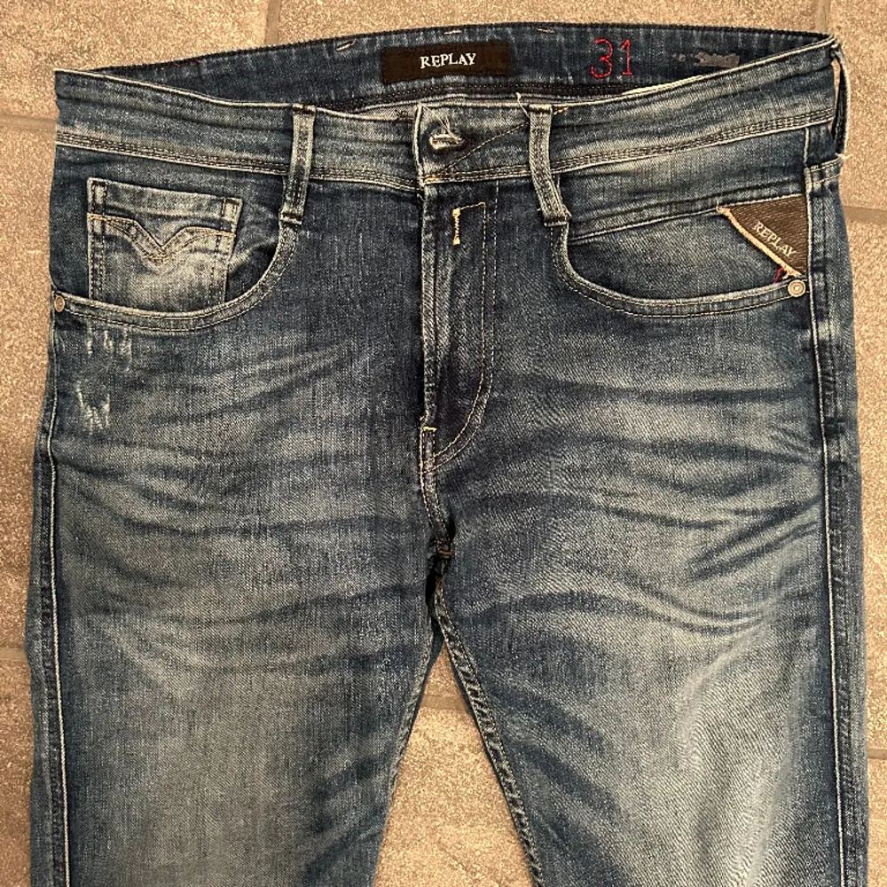 Tjena. Säljer dessa snygga replay anbass jeans i stl 31/30 och i färgen blå. Vid minsta fundering är det bara att höra av sig. Jeans & Byxor.