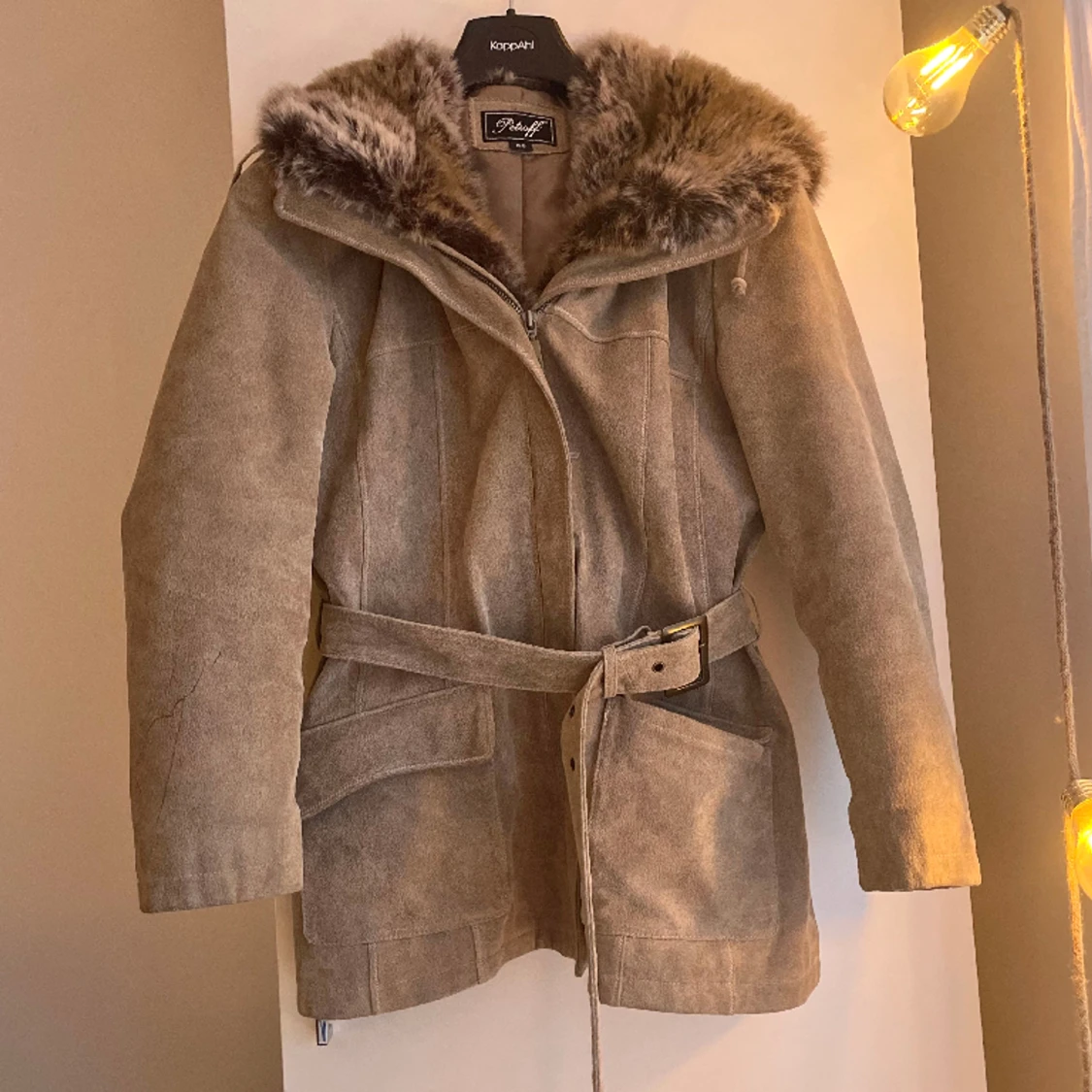 Läderjacka med pälsluva - 90