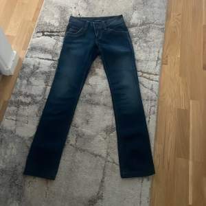 ett par jätte lågmidjade jeans från olnly som är köpta för 599  W25 L32. pris kan diskuteras via snabb affär!