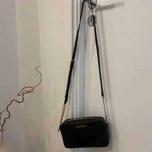 Michael Kors axelremsväska  - Säljer min michael kors väska som är använd ett flertalet gånger. Därav priset.
