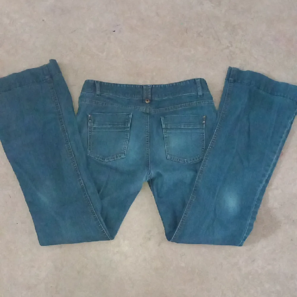 köpte dessa för 1 mån sen, men säljer eftersom de var för liten i modellen. og pris: 500kr . mitt pris: 150kr. . Jeans & Byxor.