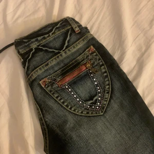 Coola jeans  - Säljer mina jätte coola jeans, säljer pågrund av det inte är min stil längre🩷