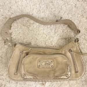 Väska - Gusacci handväska, rymlig med fler fack. Skick enligt bild. Vill du köpa trycker du på köp nu, jag postar inom 24h