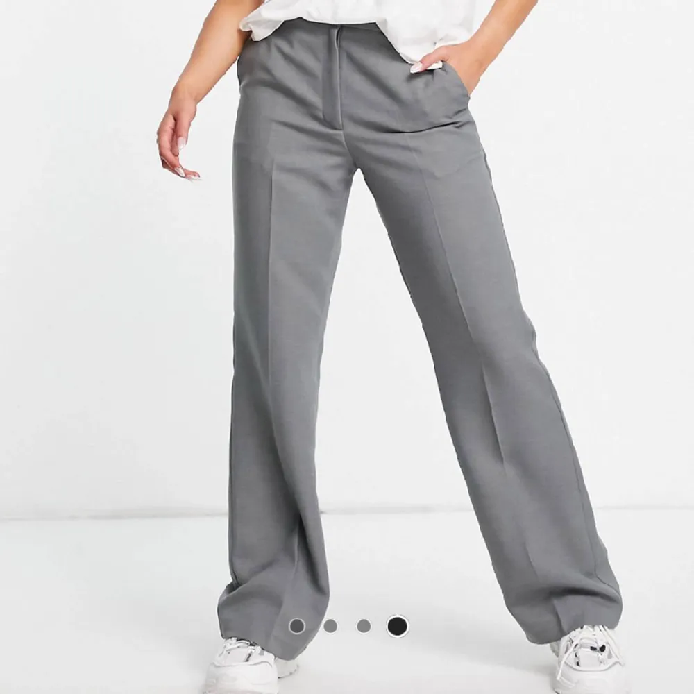 Säljer dessa superfina, gråa kostymbyxorna från ASOS i storlek 38🫶🏼knappt använda så i superbra skick & går inte att köpa längre!! . Jeans & Byxor.