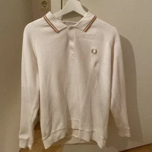 Fred Perry  - Har bara använt denna tröjan 2 gånger och den är i väldigt bra skick och köptes i NK
