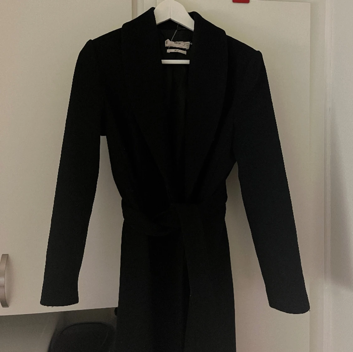 Svart lång kappa från mango i ullblandning