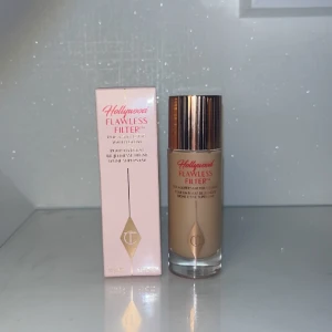 Charlotte Tilbury Hollywood Flawless Filter - Oppönad Charlotte Tilbury Flawless Filter i färgen 4 Medium. Oanvänd & oöppnad. Köpte 2st för att kunna avgöra vilken nyans som såg ut att passa mig bäst, för att sedan skicka tillbaka den andra☺️Storlek: 30 ml (största). Olivfärgad neutral nyans.