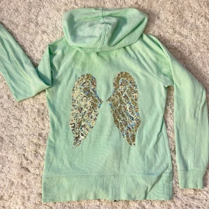 Victoria’s Secret pink kofta  - Mint grön Victorias secret kofta, i storlek S. Inga defekter, alltså i super skick. Vill du köpa trycker du på köp nu, jag postar inom 24h