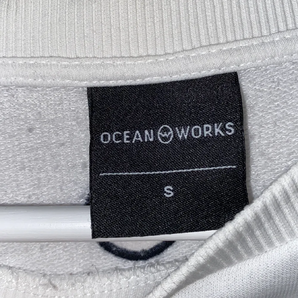 En snygg oceanworks tröja i färgen vit! Köptes in för 400 men säljer för bara 89kr! Säljer den billigt då den bara ligger i garderoben, pga av att den är för liten, inga hål inga fläckar, så om du stryker den blir den nog som ny! Hör av dig om du und. Hoodies.