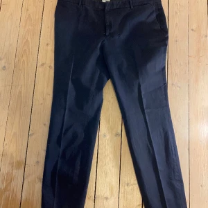 Filippa k chinos - Säljer dessa fett sköna och snygga Filippa k chinosarna i nyskick👍 De är i fin mörkblå färg och sitter väldigt bra😃gå gärna in på profilen och kolla efter flera andra bra deals🥰