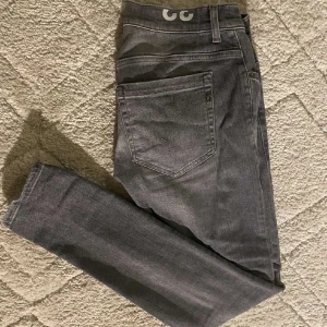 Dondup George  - Tja! Säljer mina sjukt stilrena jeans med underbar passform. Jeansen är ifrån Dondup med modellen George. Jeansen är endast provade och aldrig använda. Vid intresse skriver du i våran dm! Mvh swedencloset🤝
