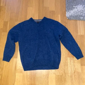 Stickad blå tröja - Storlek S, det står XL på lappen men stämmer definitivt inte. Superfint skick, som ny. För fler bilder/info så som mått osv, skriv i DM😇💓