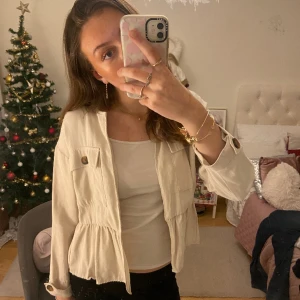 Kofta från zara - Kofta/blus från zara. Så gullig men har flera liknande så använder inte🩷