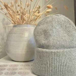 mössa - Stilrena, fluffiga mössor i ullblandning till ett bra pris!💞 Helt oanvända såklart då vi är ett UF företag🫶🏻Om du har några frågor är det bara att kontakta oss