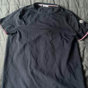 En moncler t-shirt som är köpt på NK i Stockholm och används inte längre  Storlek L fast den är slim fit så passar till M