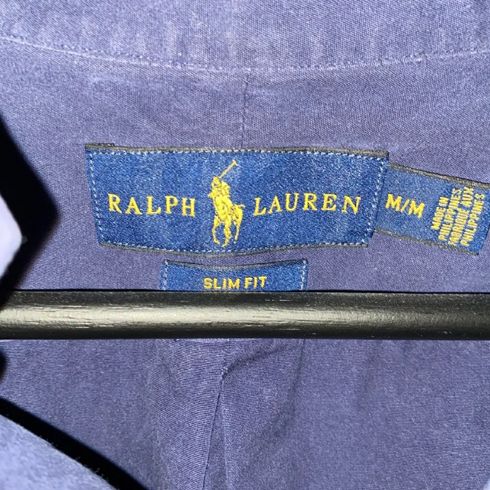 En schysst Ralph lauren skjorta. Använd  max 2 gånger. Ställ frågor om du har, eller om du vill ha fler bilder!. Skjortor.