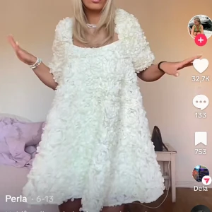 SÖKER - Om du har denna klänning och tänker på att sälja hör av dig!! 