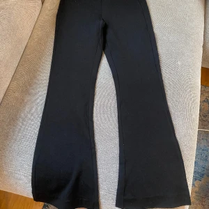 Sköna jazzbyxor från Vero Moda - Säljer ett par mjuka jazzbyxor från Vero Moda, liten slitning i resåren höger bak. Säljer pga lite för små för mig. 