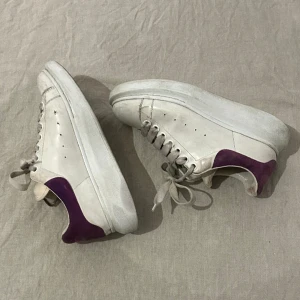Alexander McQueen sneakers suede - Säljer dessa Alexander McQueen suede sneakers i storlek 38. Det är väl använda och har slitage men fungerar utmärkt och är supersköna att gå i. Går att putsa upp och tvätta skosnören. 