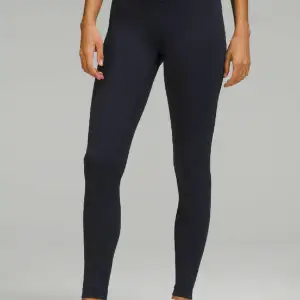 Säljer mina lululemon leggings då jag inte använder de och har många andra. Är väldigt bekväma och passar bra till både träning men också typ myskläder. Nypris ca 1100💞