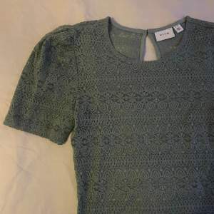 Spets tröja som är grön aktig, köpte på zalando för ett tag sedan men har inte använt den. en aning genomskinlig men jättesöt💖