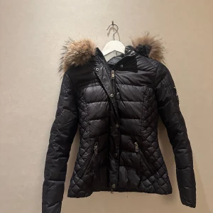 Jacka från rock and blue - Säljer denna vinterjacka från rock and blue i storlek 34!