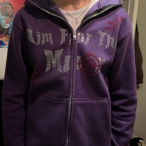 Aim for the moon hoodie - Lila aim for the moon hoodie. Alla rhinestones kvar och 10/10. Fullzip och dunder kvalite