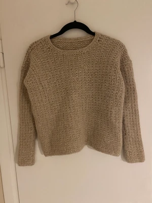 Ylletröja - Tröja i 100% ylle och kashmir. Hel och ren. Inga defekter. Mjuk. Kliar inte. Färgen är varmt grå. 